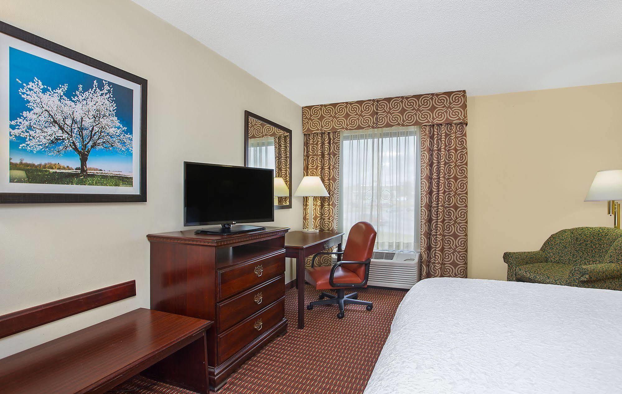 Hampton Inn Конайерс Экстерьер фото