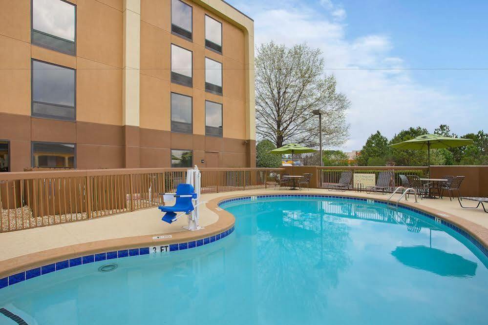 Hampton Inn Конайерс Экстерьер фото